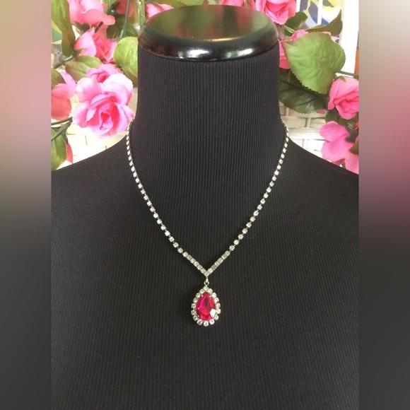 Fuchsia Pink Rhinestone Crystal Pendant Necklace 💖 EUC 💖 - Picture 2 of 10
